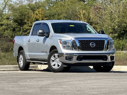 Used 2018 Nissan Titan SV w/ SV Convenience Package image 2