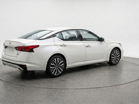 Used 2025 Nissan Altima 2.5 SV FWD image 9