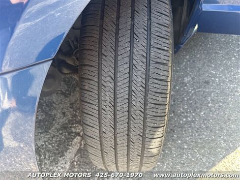 Used 2011 Volkswagen Routan SE image 33