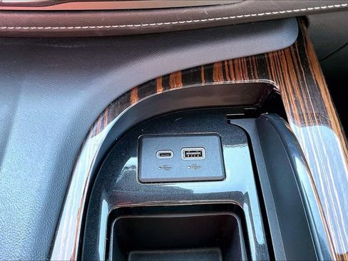 Used 2023 Cadillac Escalade Luxury AWD/4WD image 17