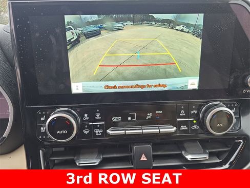 Used 2024 Toyota Highlander Limited image 25