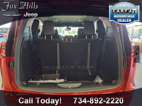 New 2025 Chrysler Pacifica Select w/ Fav Edition Package image 9