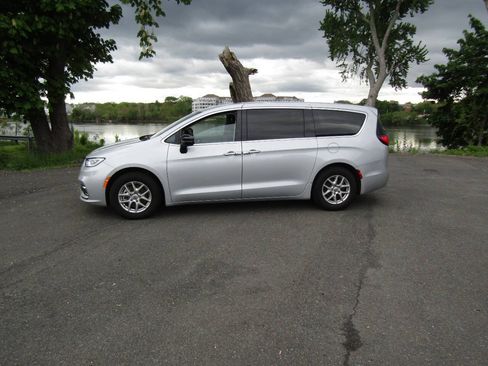 Used 2024 Chrysler Pacifica Touring-L FWD image 4