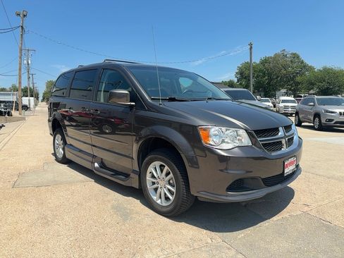 Used 2016 Dodge Grand Caravan SXT FWD image 4