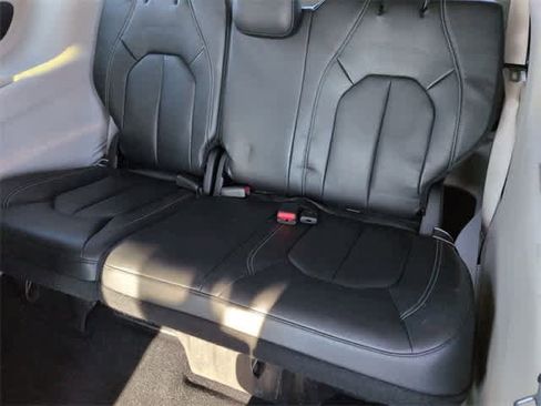 Used 2022 Chrysler Pacifica Touring-L image 21