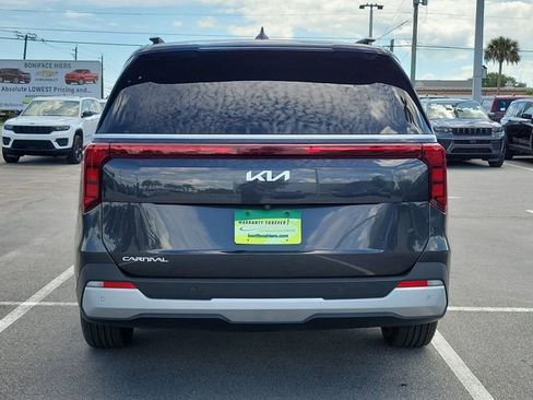 Used 2025 Kia Carnival EX FWD image 5