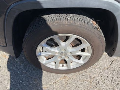 Used 2015 Jeep Cherokee Latitude w/ Comfort/Convenience Group image 10