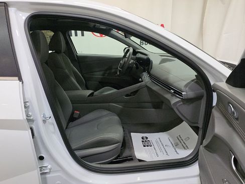 Used 2025 Hyundai Elantra SEL image 13