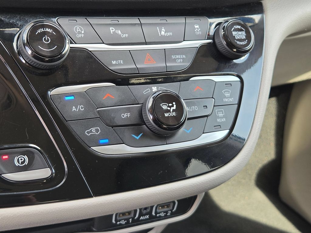 Used 2024 Chrysler Pacifica Touring-L FWD image 22