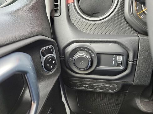 Used 2025 Jeep Wrangler Unlimited Rubicon AWD/4WD image 13