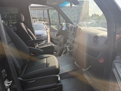 Used 2024 Mercedes-Benz Sprinter 2500 image 34