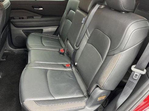 Certified 2025 Nissan Pathfinder SL image 17