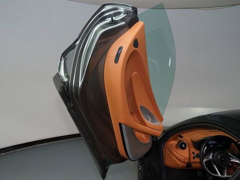 Used 2021 McLaren GT image 3