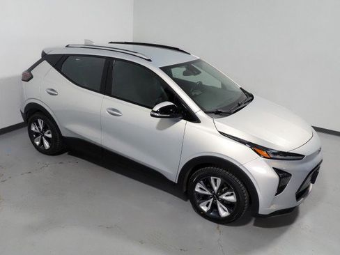 Used 2022 Chevrolet Bolt EUV LT w/ Convenience Package image 11