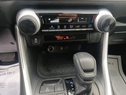 Used 2020 Toyota RAV4 LE FWD image 21