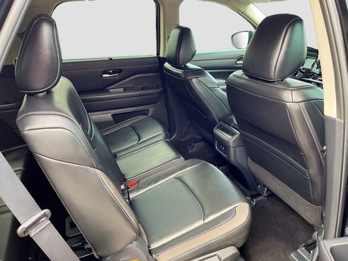 Used 2025 Nissan Pathfinder SL AWD/4WD image 28