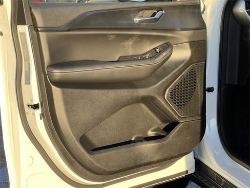 New 2025 Jeep Grand Cherokee Altitude image 13