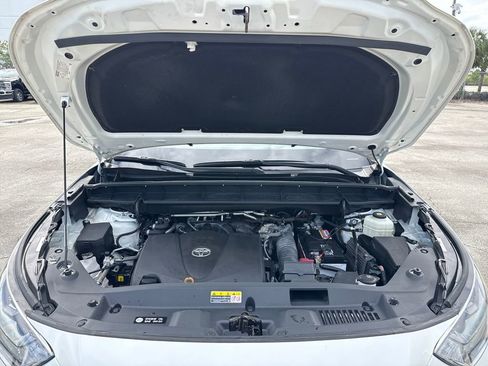 Used 2021 Toyota Highlander XLE image 31