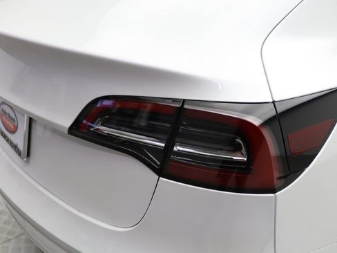 Used 2023 Tesla Model 3 Standard Range image 9