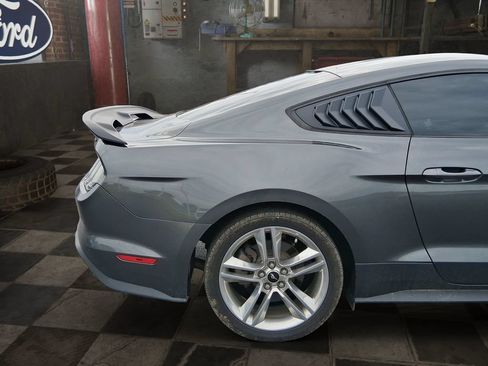 Used 2018 Ford Mustang Coupe RWD image 8