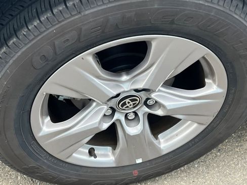 Used 2022 Toyota RAV4 XLE w/ XLE Grade Weather Package image 17