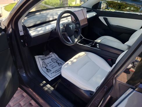 Used 2020 Tesla Model Y Long Range image 17