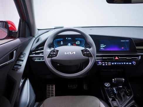 Used 2025 Kia Niro SX Touring image 11