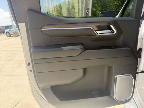 Used 2025 Chevrolet Silverado 1500 High Country w/ High Country Premium Package AWD/4WD image 25