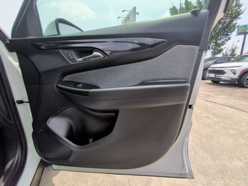 Used 2025 Chevrolet TrailBlazer LT AWD/4WD image 32
