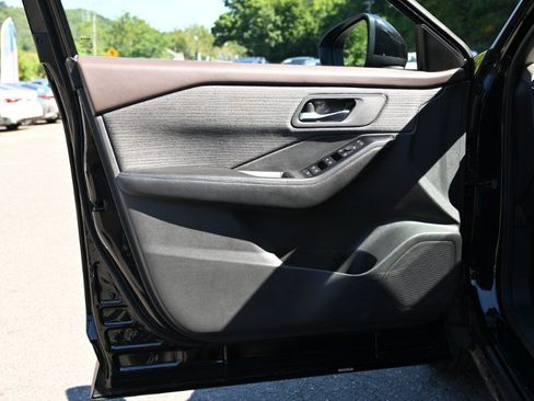 Used 2023 Nissan Rogue SV FWD image 17