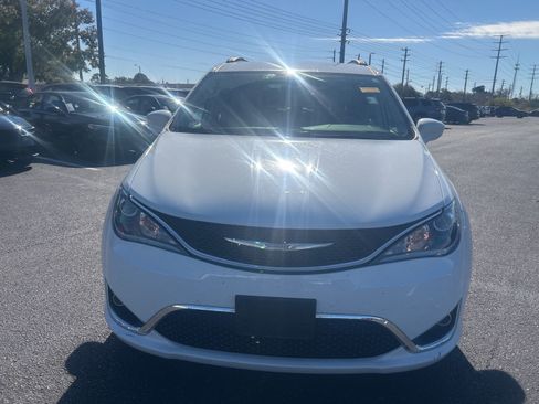 Used 2017 Chrysler Pacifica Touring-L image 2