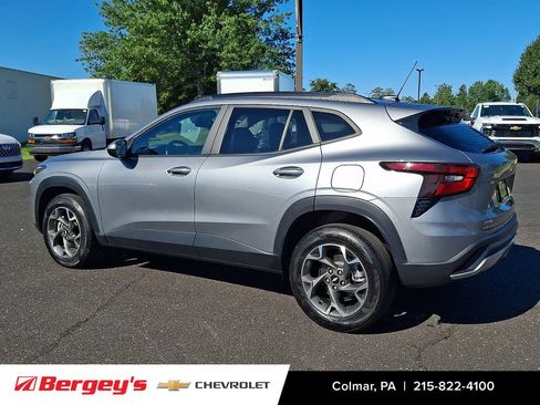 Used 2024 Chevrolet Trax LT w/ Driver Confidence Package FWD image 8