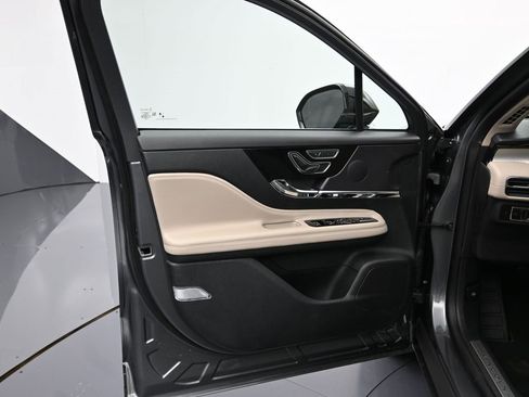 Used 2025 Lincoln Corsair FWD image 11