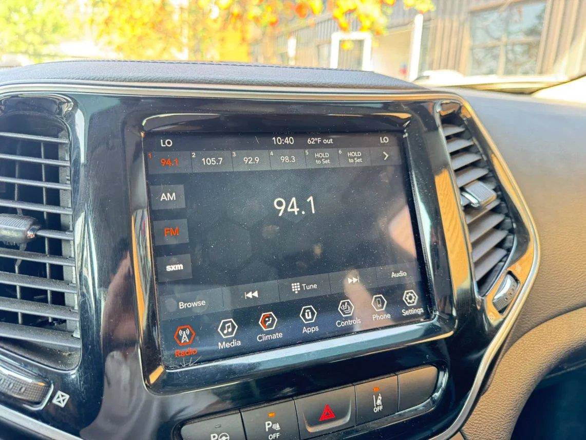 Used 2020 Jeep Cherokee Limited w/ Technology Group AWD/4WD image 16
