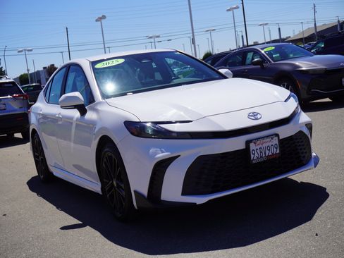 Used 2025 Toyota Camry SE FWD image 1