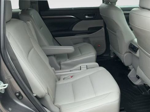 Used 2015 Toyota Highlander Limited Platinum FWD image 17