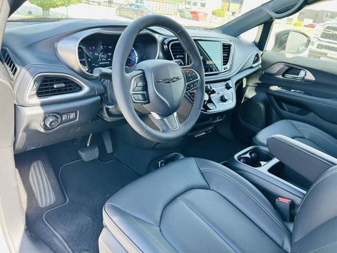 New 2026 Chrysler Pacifica Select w/ Quick Order Package 2EV image 16