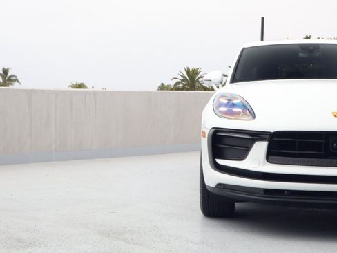 Certified 2025 Porsche Macan AWD/4WD image 12