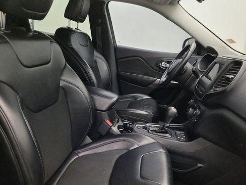 Used 2019 Jeep Cherokee Latitude Plus FWD image 21