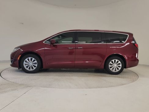 Used 2018 Chrysler Pacifica Touring Plus image 2
