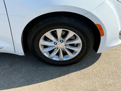 Used 2019 Chrysler Pacifica Touring-L FWD image 48