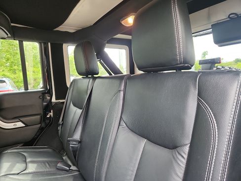 Used 2018 Jeep Wrangler Unlimited Rubicon w/ Connectivity Group AWD/4WD image 23