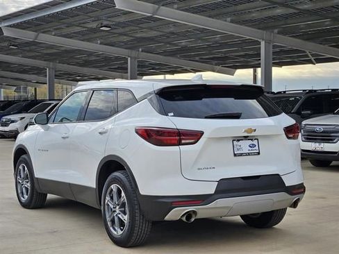 Used 2025 Chevrolet Blazer LT image 3