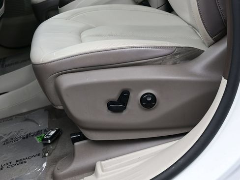 Used 2018 Chrysler Pacifica Touring-L Plus w/ Advanced Safetytec Group FWD image 11
