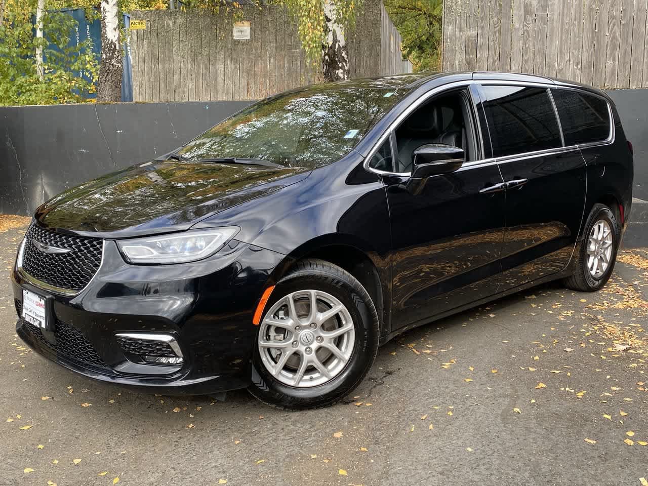 Used 2025 Chrysler Pacifica Select FWD image 1