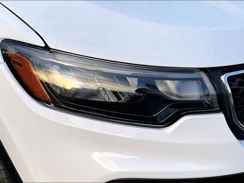 Used 2024 Jeep Compass Latitude image 28