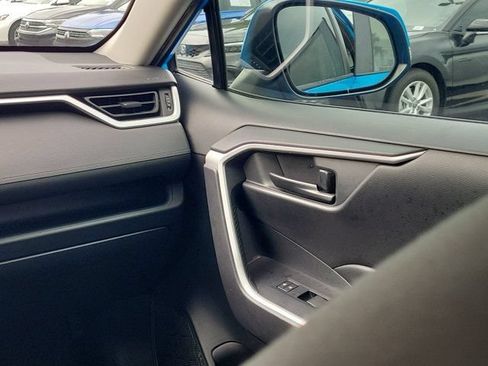 Used 2020 Toyota RAV4 LE w/ Carpet Mat Package FWD image 4
