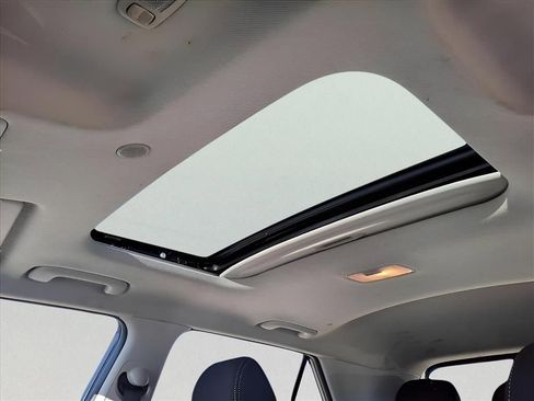 Used 2023 Hyundai Venue SEL image 13