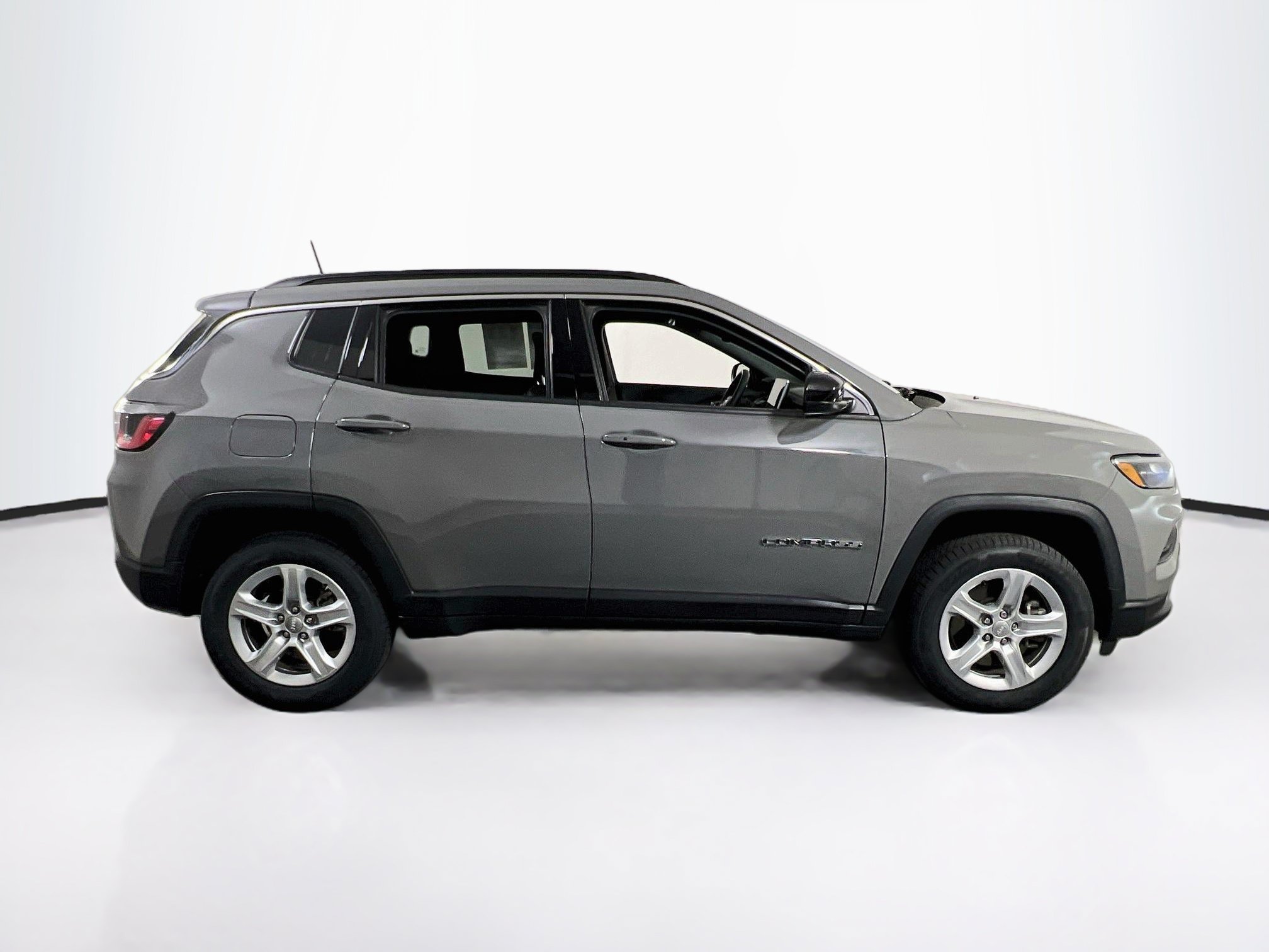 Used 2023 Jeep Compass Latitude w/ Sun and Sound Group AWD/4WD image 4