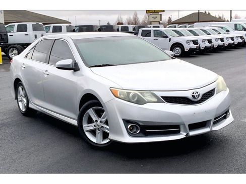 Used 2012 Toyota Camry SE image 2